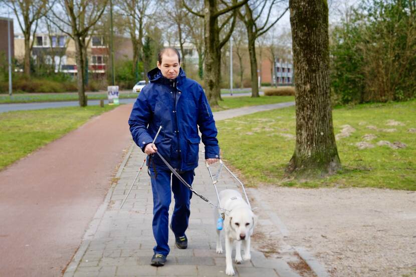 Eelco Hosman, visueel beperkt, op weg naar de stembu