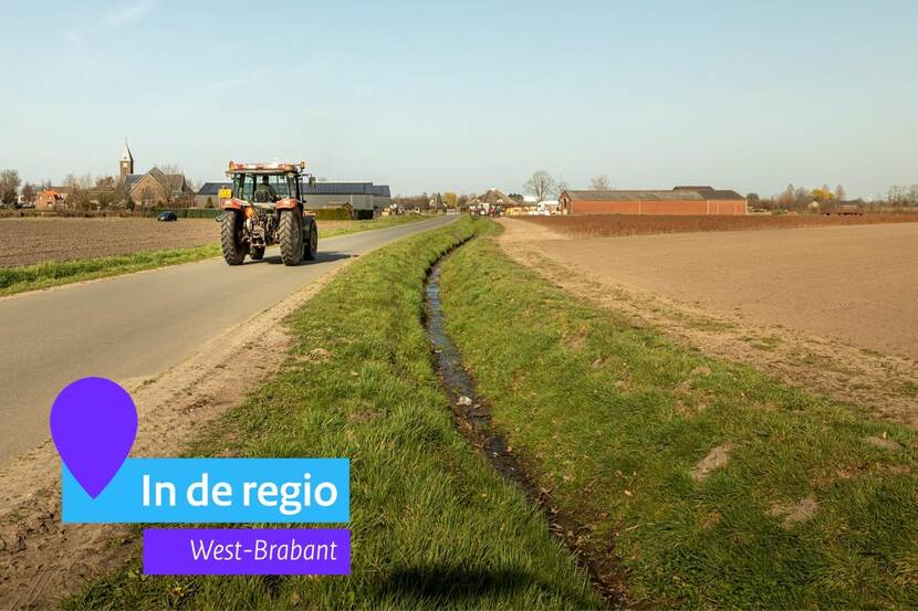 Een tractor op een plattelandse weg