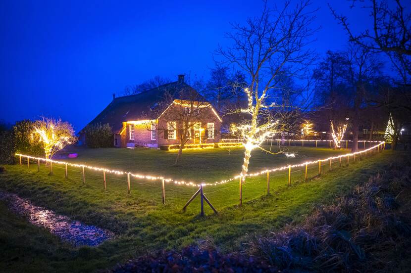 Huis met kerstverlichting