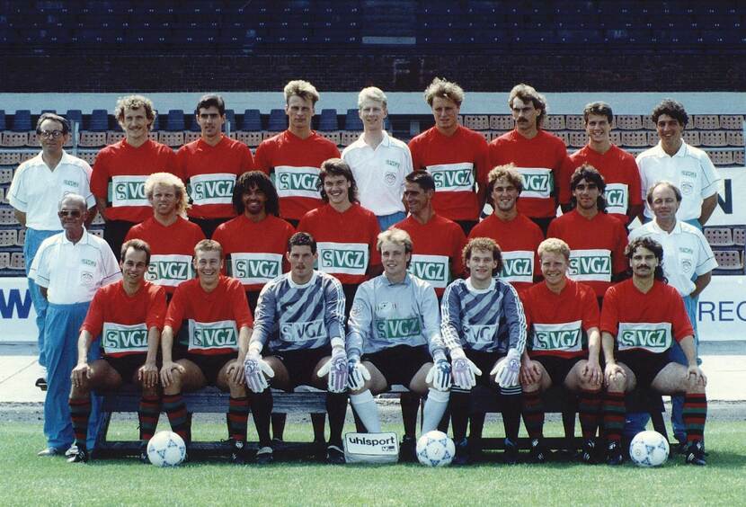 Teamfoto van voetbalelftal NEC