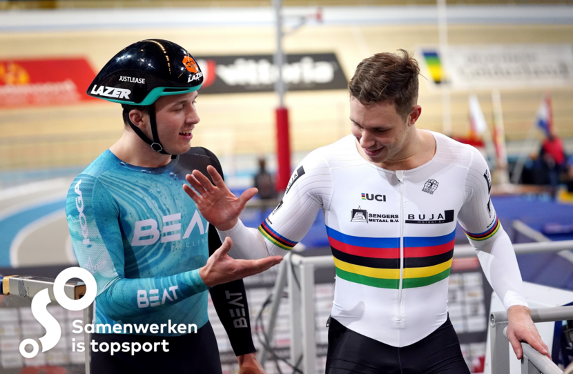 Harrie Lavreysen geeft een high five aan zijn teamgenoot