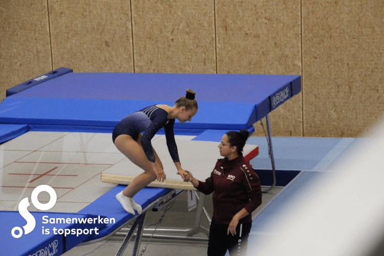 Melissa Nazar coacht een trampolinespringer