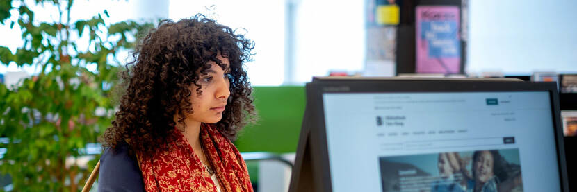 Vrouw leest op computer