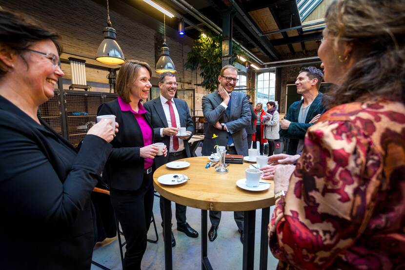 Minister Bruins Slot drinkt koffie met leden van de Achterhoek Board