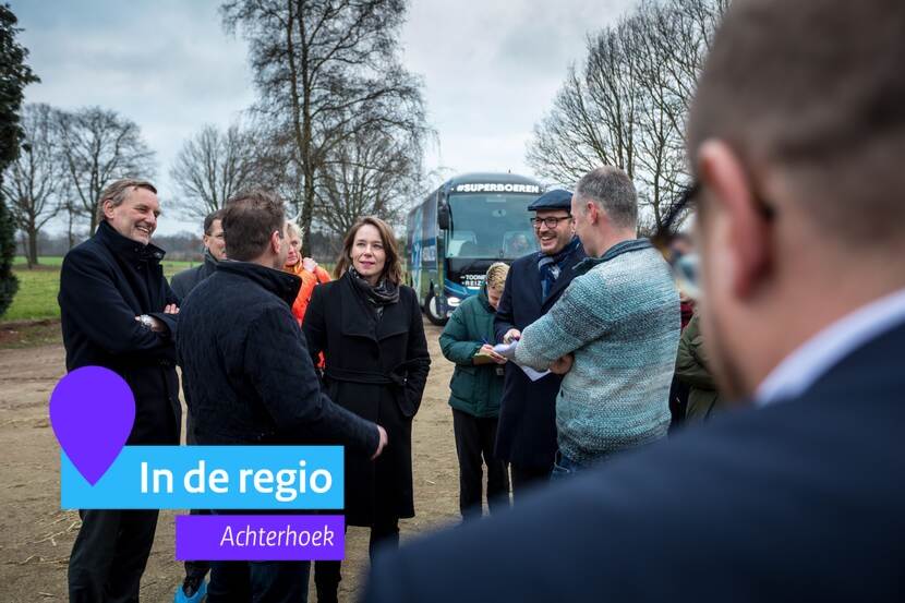 Minister Bruins Slot in gesprek bij boerderij Zonvarken