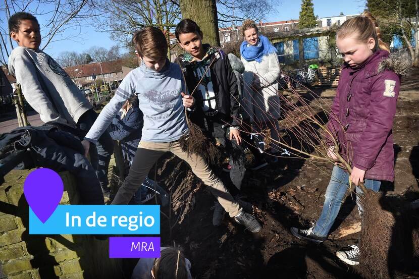 Een groep kinderen planten bomen in de grond