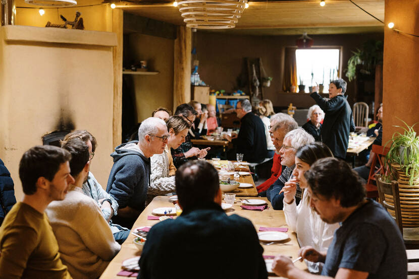 Een groep mensen die samen eten