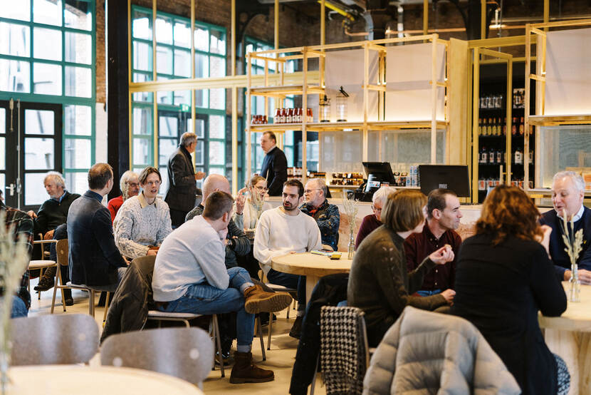 Mensen die in een café zitten