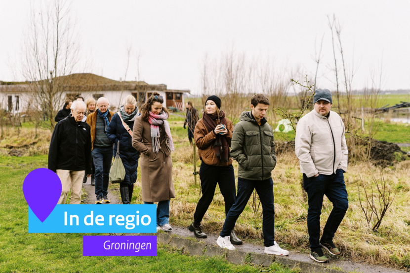 Een groep mensen die wandelen