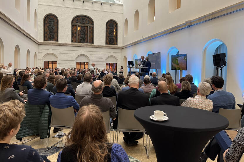 Marko Hekkert overhandigt het eerste exemplaar van 'The Geography of Future Water Challenges: Bending the Trend' aan minister Mark Harbers