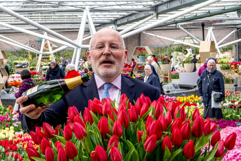 Frans Timmermans bezoekt Keukenhof en doopt de Wim Kok-tulp