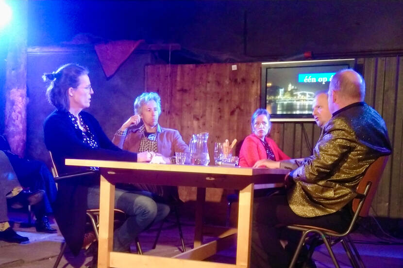 Cora-Yfke (links) is als Jantien in gesprek met de minister tijdens het toneelstuk Gidsland.