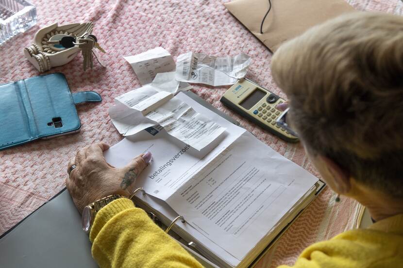 Oudere vrouw is aan de slag met een betalingsverzoek