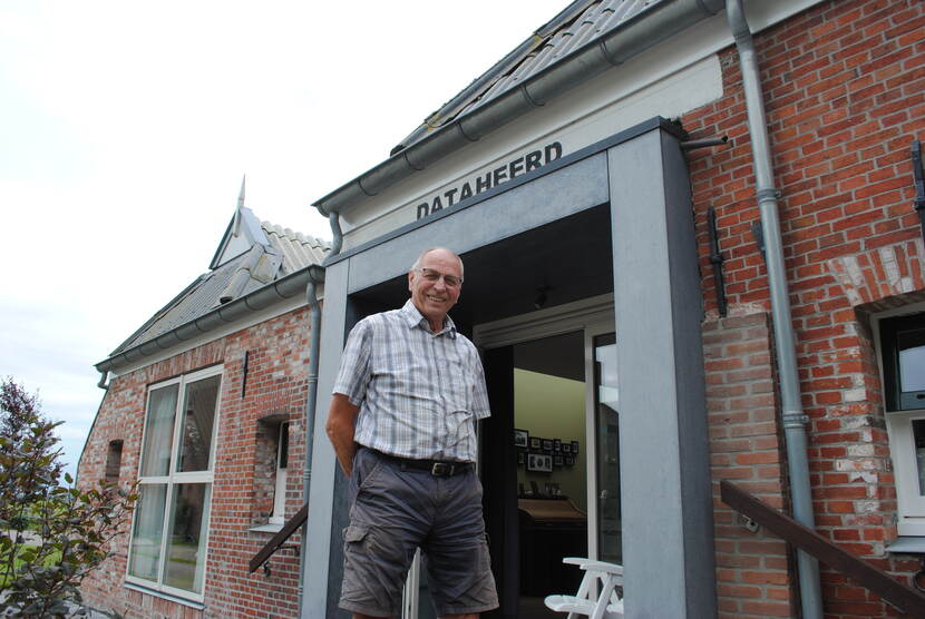 Oom Jan voor zijn boerderij