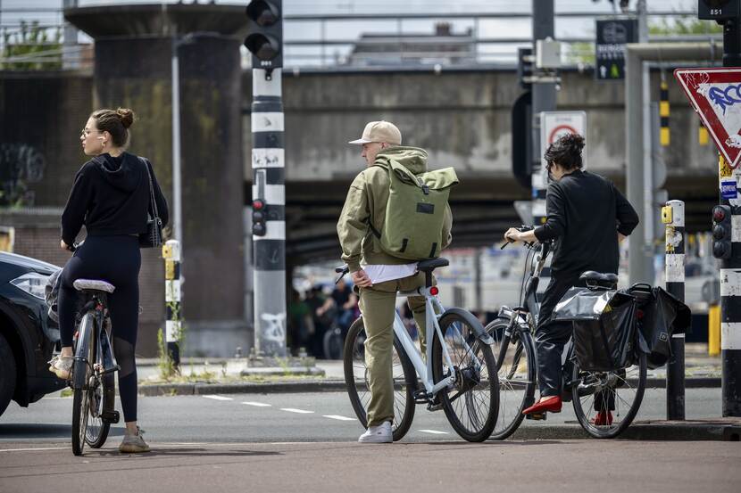 Fietsers voor een stoplicht