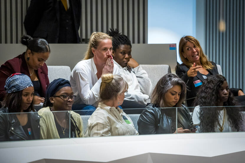 Gedupeerde ouders op de publieke tribune tijdens een debat in de Tweede Kamer over het toeslagenschandaal, mei 2022