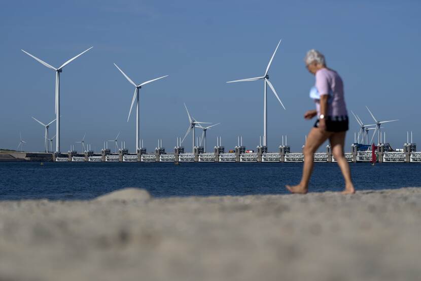 Een man op het strand