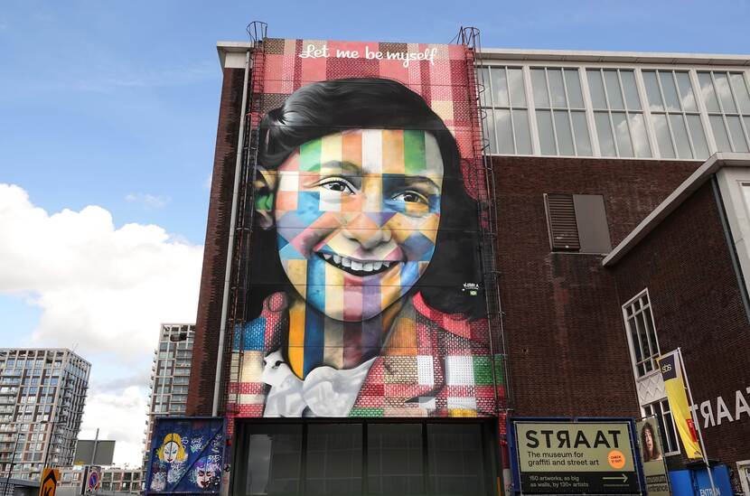 Op de gevel van het street art museum Straat in Amsterdam-Noord heeft de Braziliaanse streetartist Eduardo Kobra een monumentaal portret van Anne Frank gemaakt