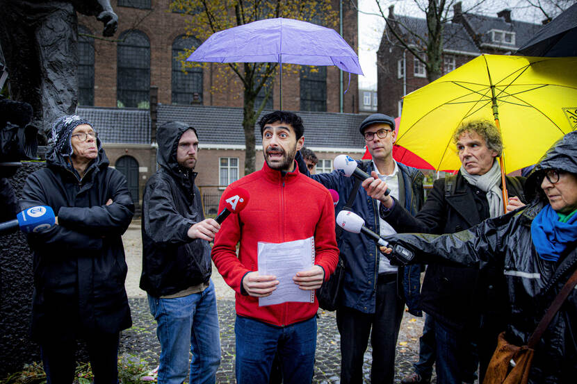 Ambtenaren demonstreren op 27 november 2023 bij de Dokwerker in Amsterdam naar aanleiding van de uitslag van de Tweede Kamerverkiezingen.