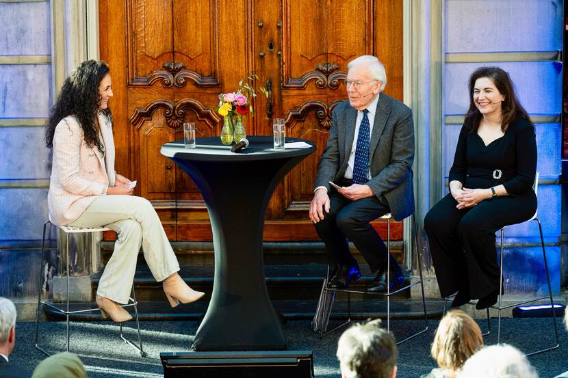 Drie mensen in gesprek tijdens een live-panel