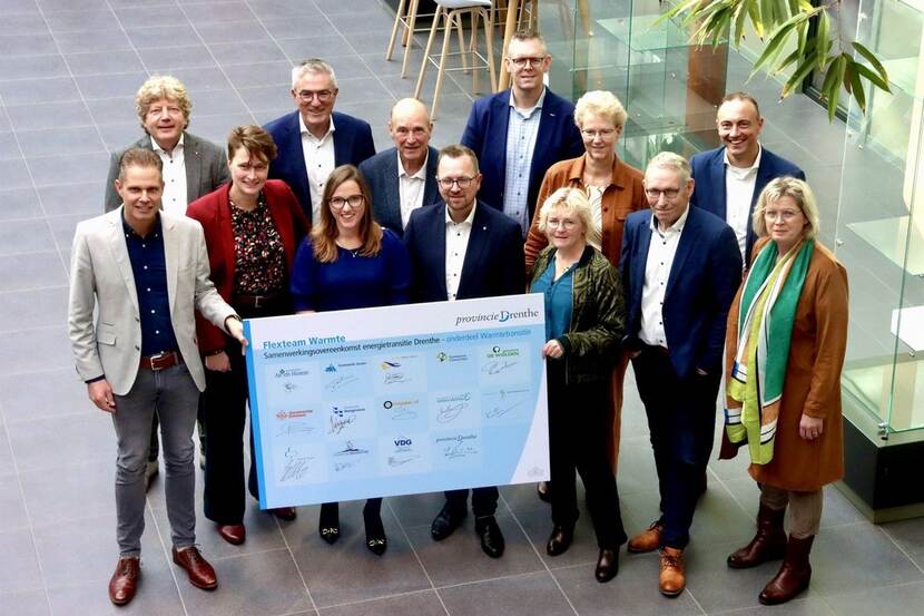 Wethouders van de gemeenten, de gedeputeerde van de provincie en directeur van de VDG ondertekenden in oktober 2023 de samenwerkingsovereenkomst voor het Flexteam Warmtetransitie Drenthe.