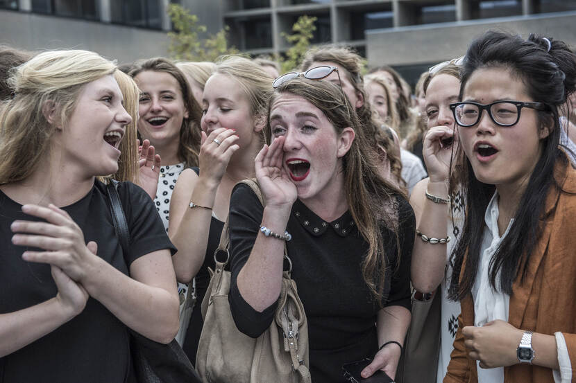 Een groep lachende jonge vrouwen