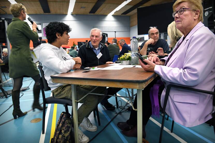 beeld van mensen in gesprek tijdens de ‘Week voor wie je het doet’