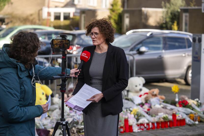 Burgemeester Marijke van Beukering van Nieuwegein staat de pers te woord na de dodelijke steekpartij in februari 2025.