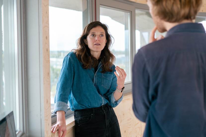 Suzanne Potjer wordt geïnterviewd