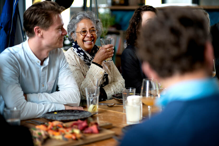 Mensen aan tafel