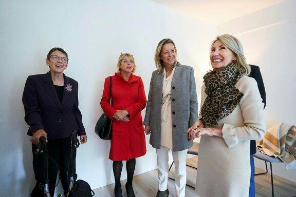 Jetta Klijnsma, wethouder Gea Smith, Kajsa Ollongren en mevrouw Wammes, die tijdens het bezoek aan Lariks West vertelde over de aanpassingen in haar woning en haar ervaringen met aardgasvrij wonen.