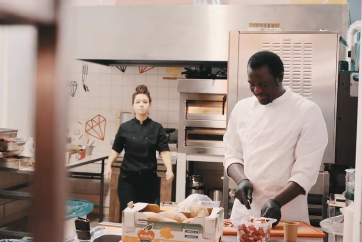Mensen aan het werk in een keuken