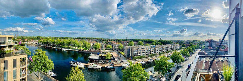 Panaramoview over de stad Tilburg. Tussen de woongebouwen ligt een kleine haven.