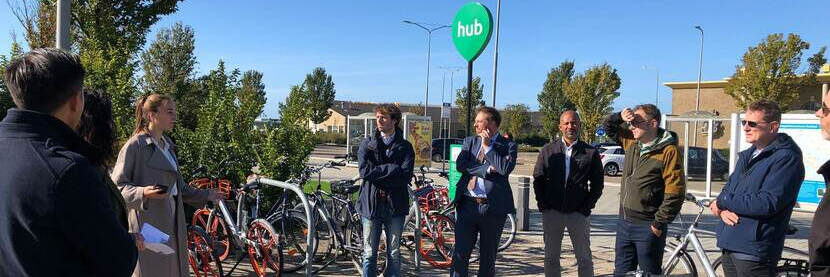 deelnemers in een cirkel bij stationsgebied vlissingen