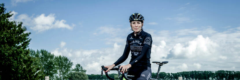 Marijn de Vries op een wielrenfiets in een landschap