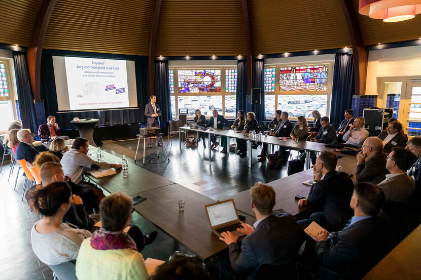 Presentatie City Deal aan groep